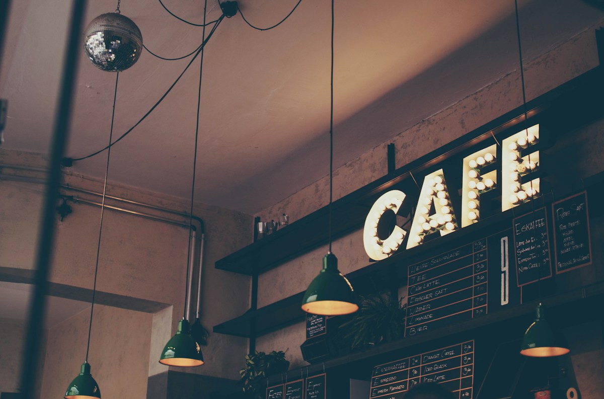 Detail kaviarenského baru so svetelným nápisom café